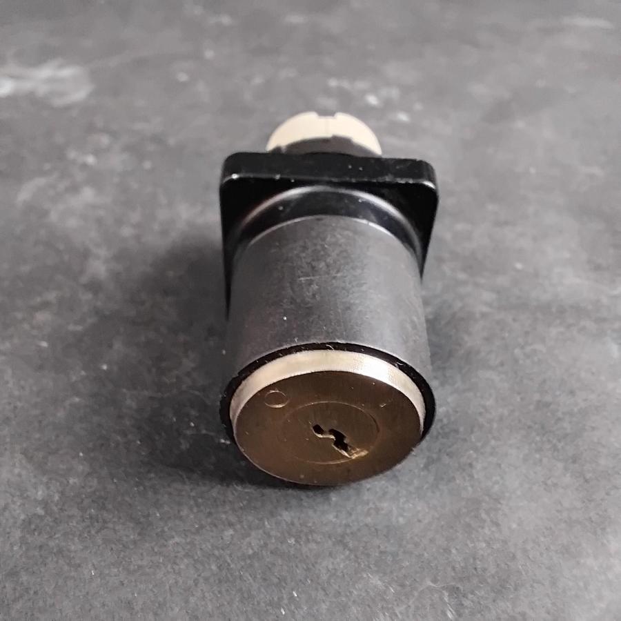 Used GENERIC PANEL CAM LOCK - NO KEY ($7 OBO)