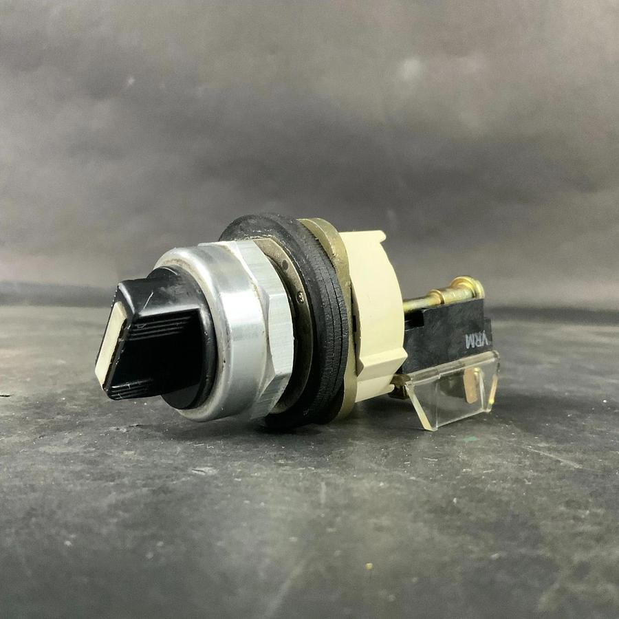 Used ALLEN BRADLEY 800T-J2 SELECTOR SWITCH ($20 OBO)
