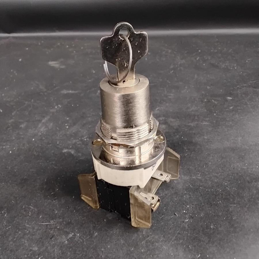 Used ALLEN BRADLEY 800T-J44 SELECTOR SWITCH W/ KEY ($45 OBO)