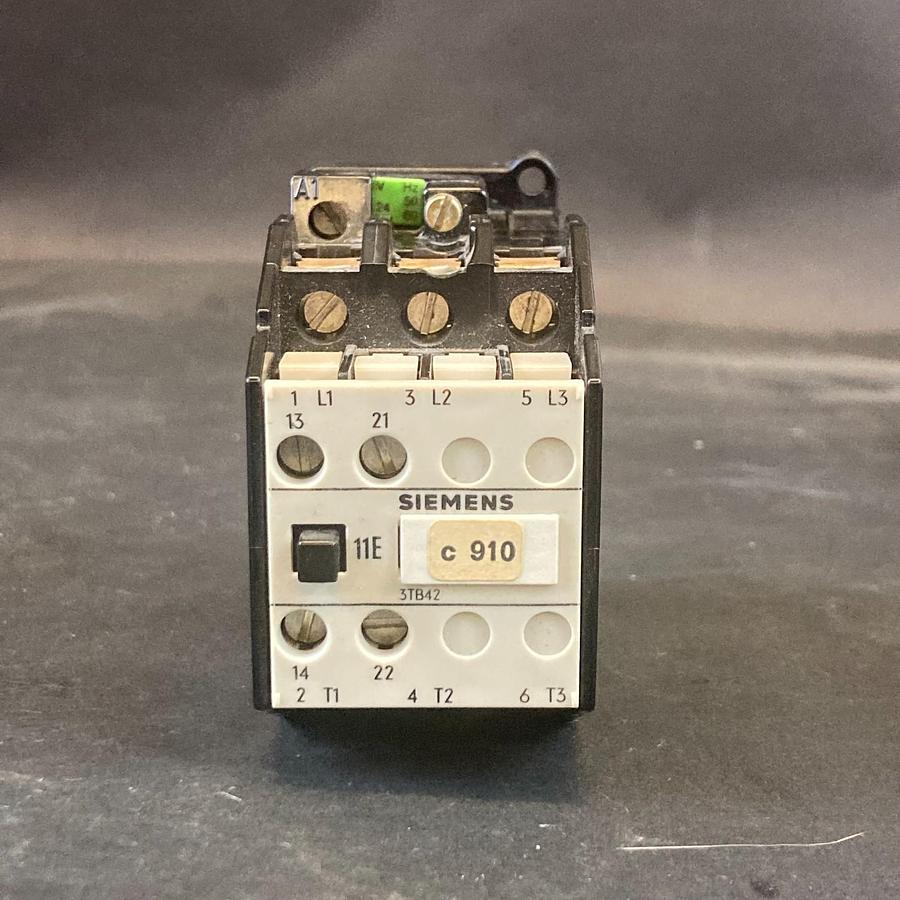 Used SIEMENS 3TB42-12-0A 24V 50/60HZ CONTACTOR ($13 OBO)