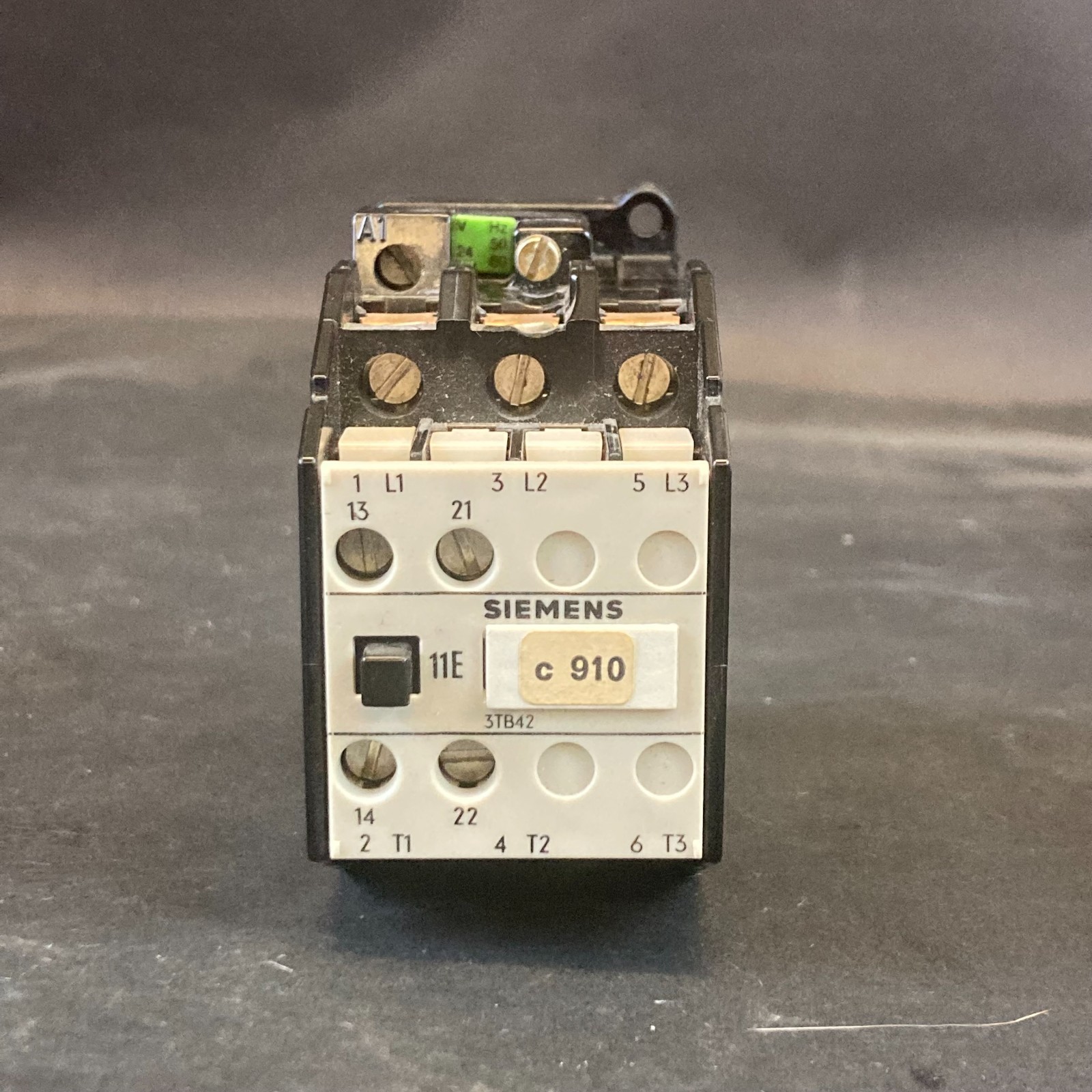 Used SIEMENS 3TB42-12-0A 24V 50/60HZ CONTACTOR ($13 OBO)