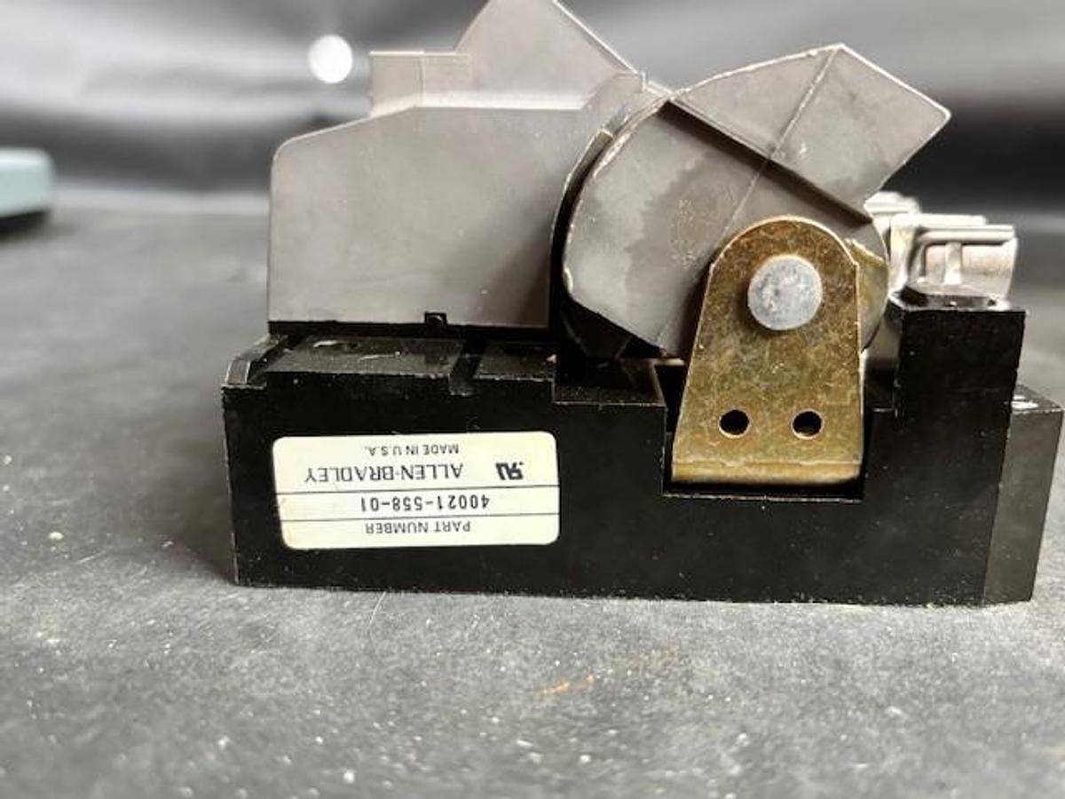 Used ALLEN BRADLEY 40021-558-01 DISCONNECT SWITCH