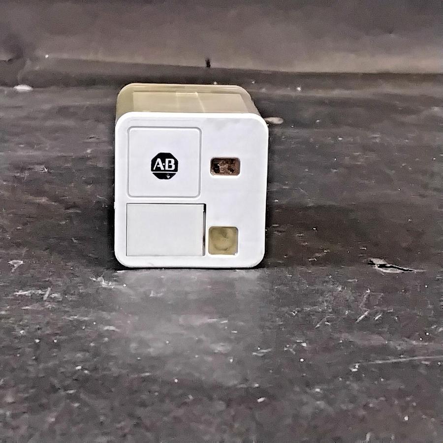 Used ALLEN BRADLEY 700-HA32Z4-SERIES C ($7 OBO)