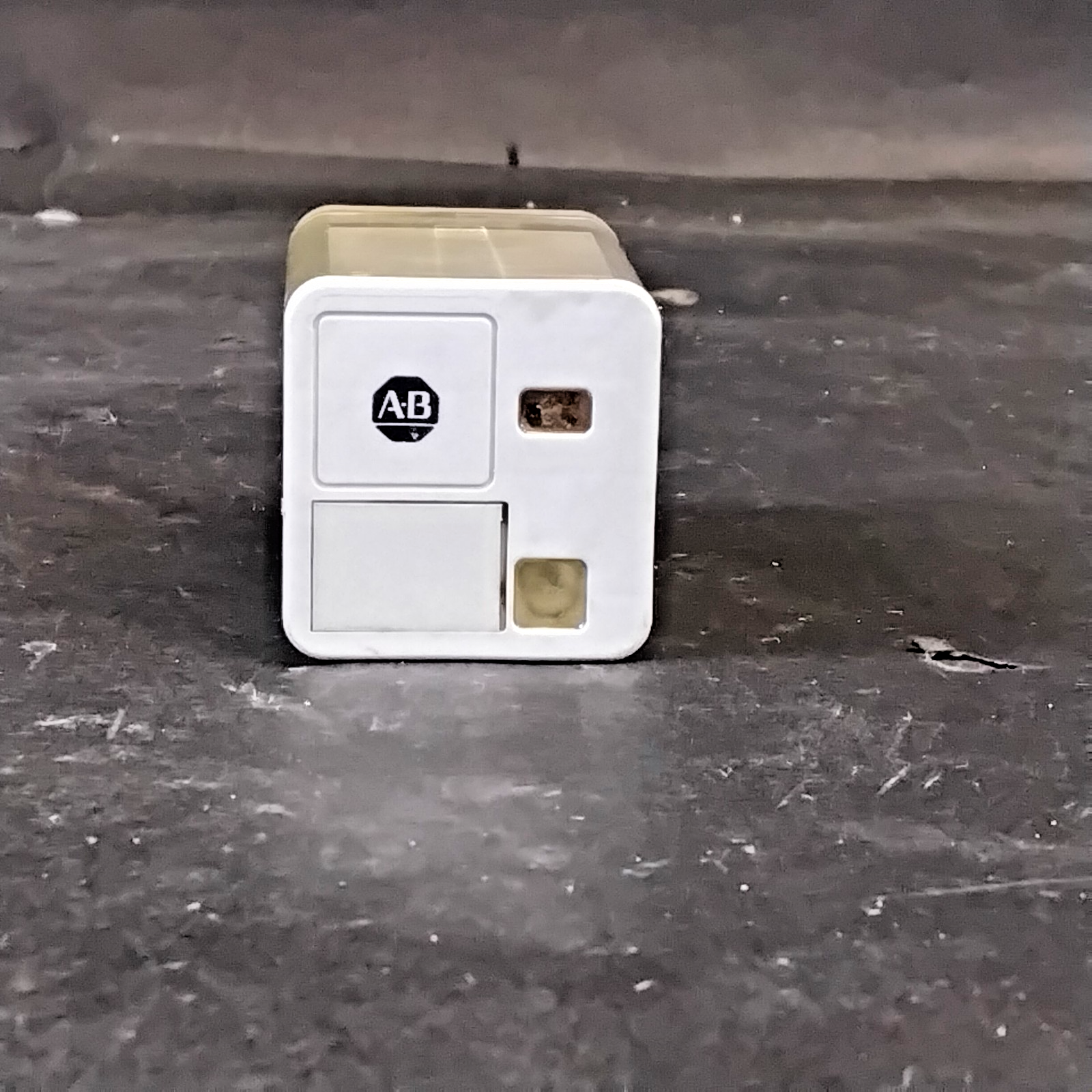 Used ALLEN BRADLEY 700-HA32Z4-SERIES C ($7 OBO)