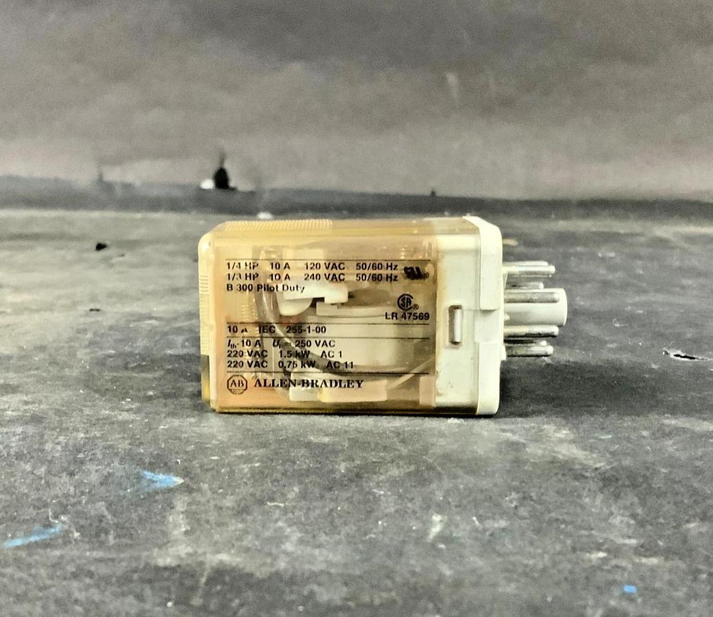 Used ALLEN BRADLEY 700-HA32A1 -SERIES A RELAY ($7 OBO)