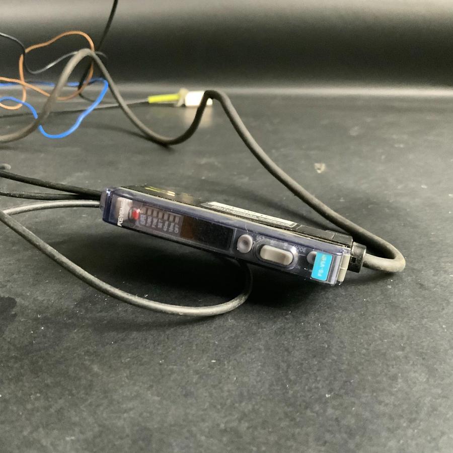 Used KEYENCE FS-V11P PHOTOELECTRIC AMPLIFIER ($17 OBO)