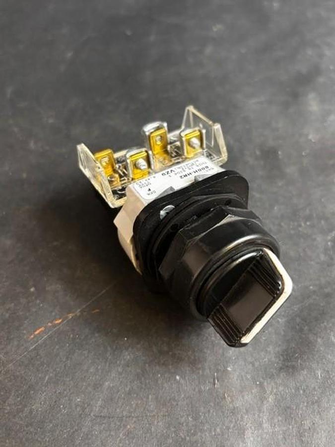 Used ALLEN BRADLEY 800H-HR2 SERIES F SELECTOR SWITCH ($14 OBO)