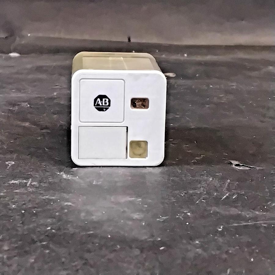 Used ALLEN BRADLEY 700-HA32Z4-SERIES C ($7 OBO)