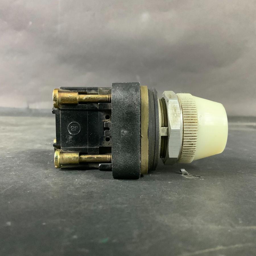 Used ALLEN BRADLEY 800T-P16 SER T WHITE INDICATOR LIGHT ($15 OBO)