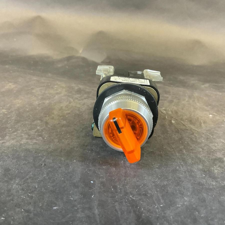 Used ALLEN BRADLEY 800T-10HAH2KB6DX SELECTOR SWITCH ($30 OBO)