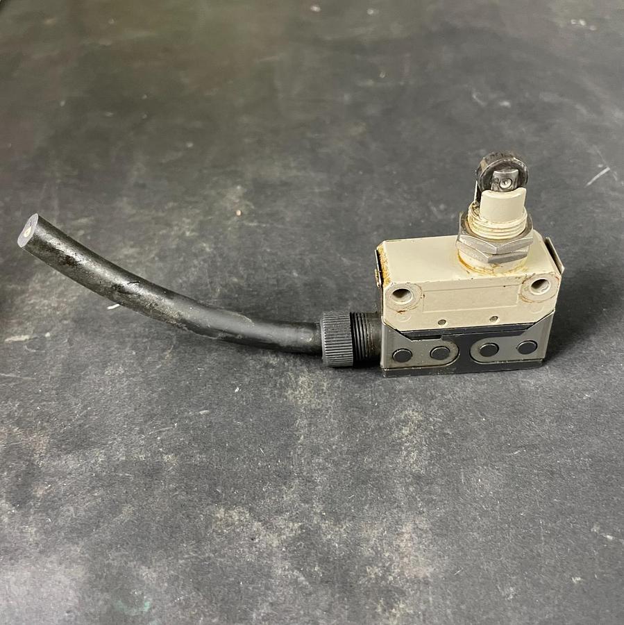 Used OMRON D4E-1A20 - LIMIT SWITCH