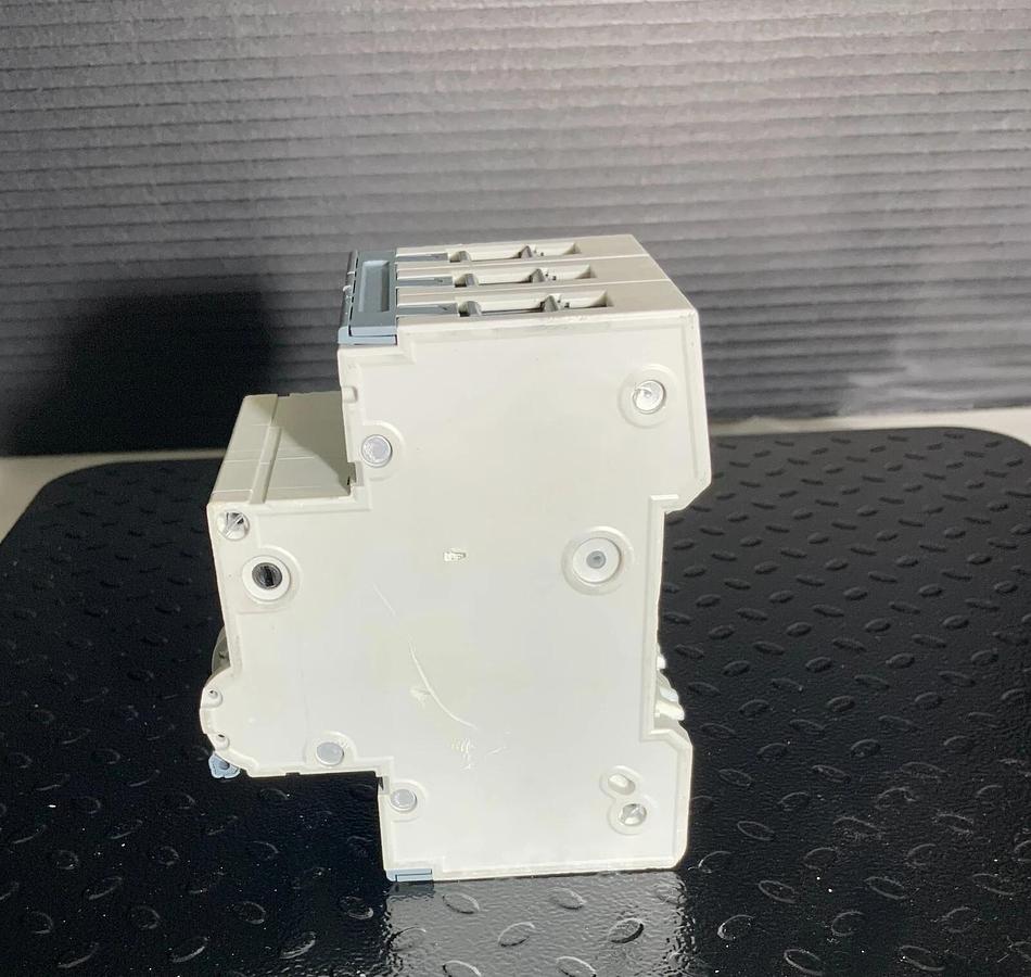 SIEMENS 5SY4313-5 ($105.59/EACH OBO)