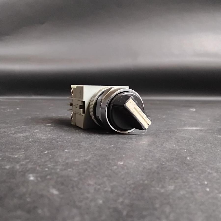 Used IDEC A8W211 PUSHBUTTON ($12 OBO)