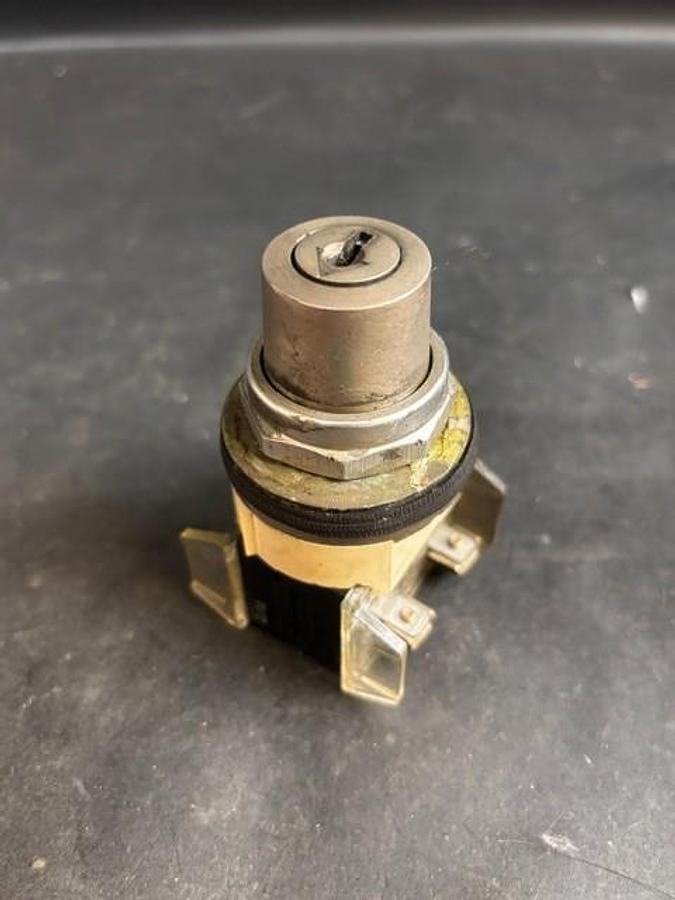 Used ALLEN BRADLEY 800T-NX837 SERIES N SELECTOR SWITCH - NO KEY ($20 OBO)