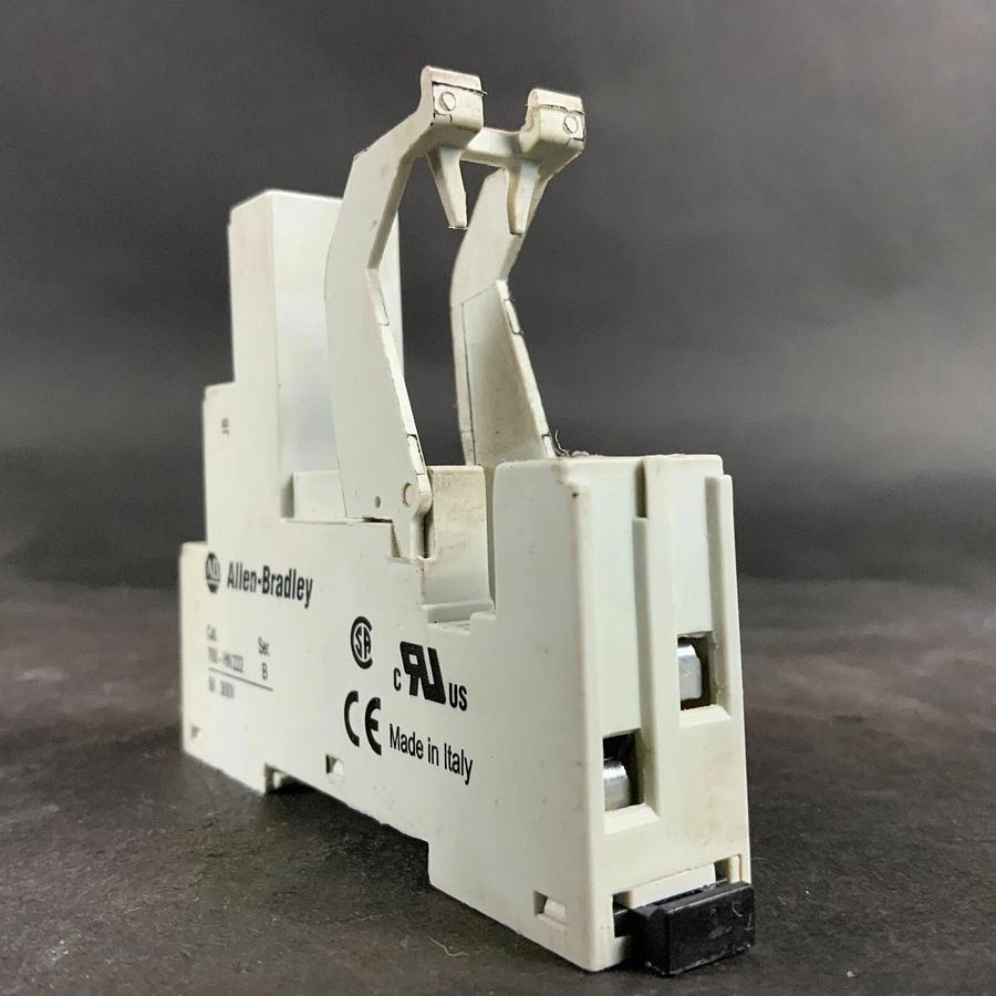 Used ALLEN BRADLEY 700-HN22 SCREW TERMINAL SOCKET ($10 OBO)