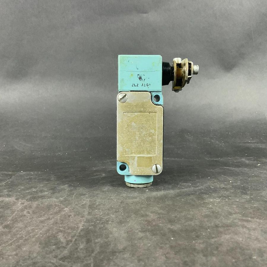 Used TELEMECANIQUE XC2-JC LIMIT SWITCH + ZC2 JE04 HEAD ($25 OBO)