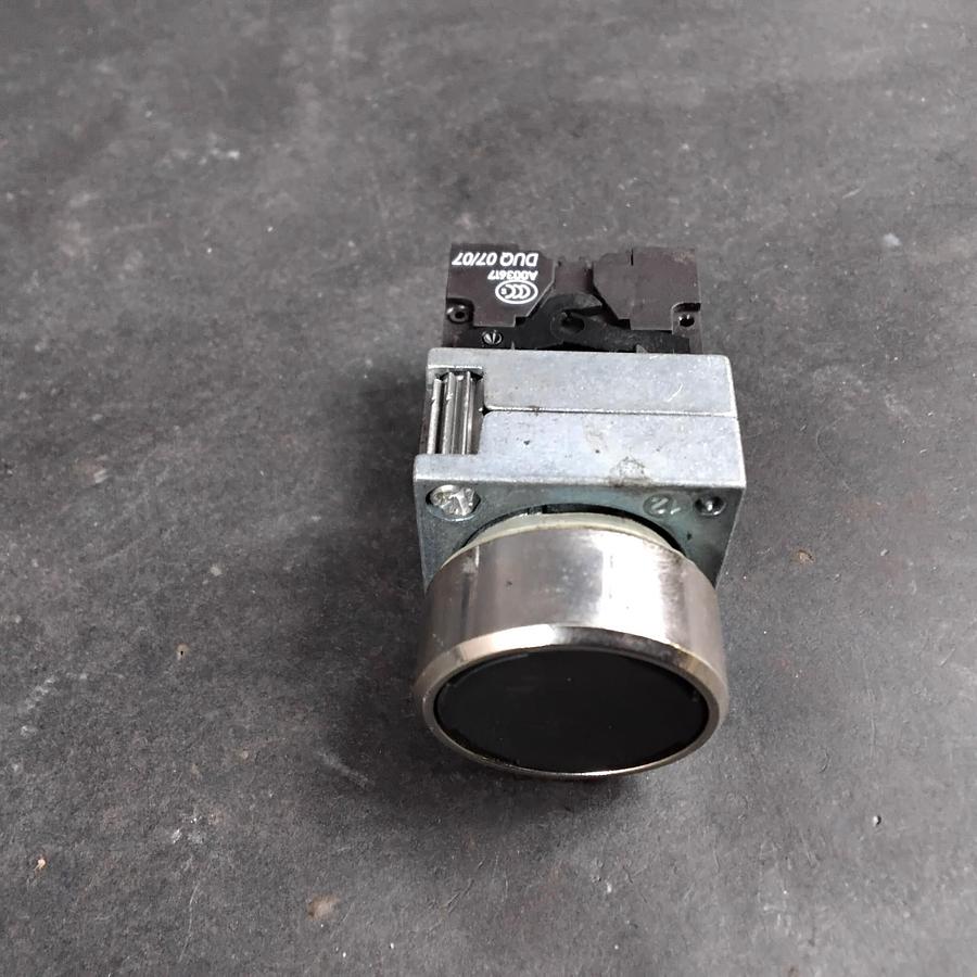Used SIEMENS 3SB3403-0C PUSHBUTTON SWITCH ($15 OBO)
