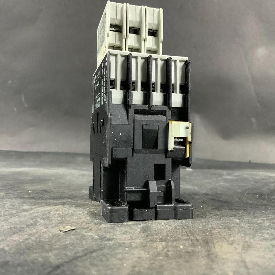 Used GENERAL ELECTRIC RL4RA040T CONTACTOR W/ BCLF10 AUX CONTACT ($40 OBO)