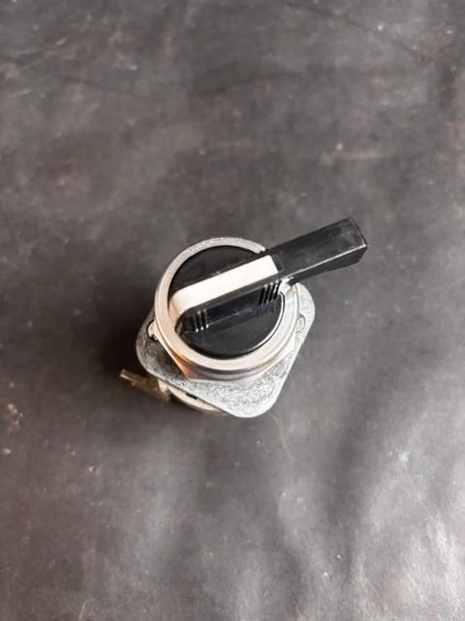 Used ALLEN BRADLEY 800T-J17 SELECTOR SWITCH ($15 OBO)