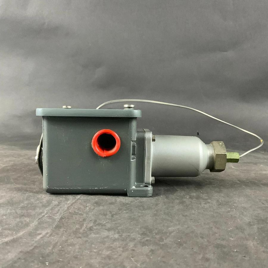 Used UNITED ELECTRIC E105-8BS-90858 TEMPERATURE SWITCH ($45 OBO)