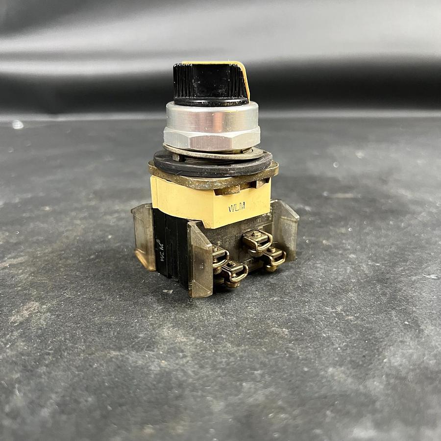 Used ALLEN BRADLEY 800T-J2KC1 SER T SELECTOR SWITCH ($40 OBO)