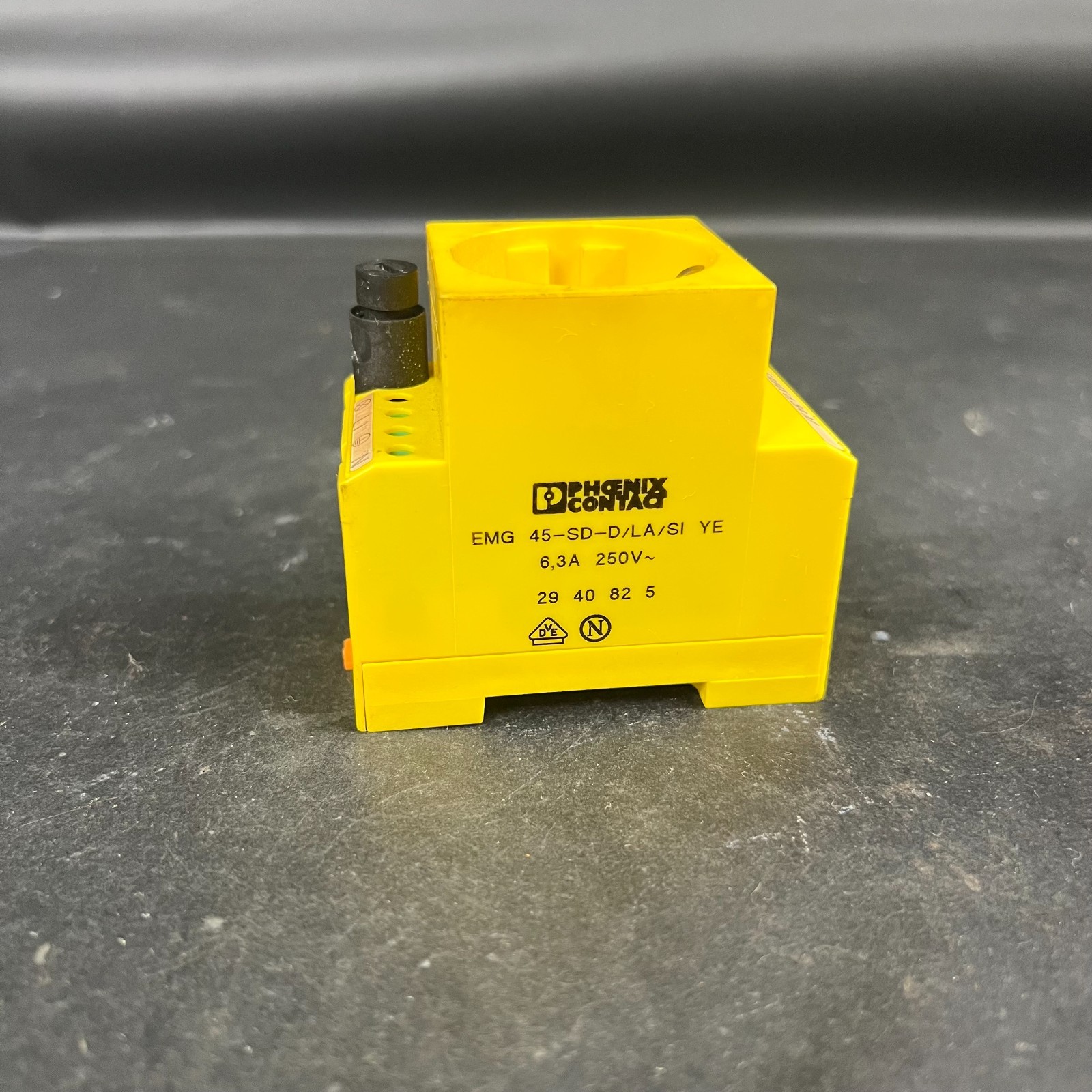 Used PHOENIX CONTACT EMG 45-SD-D/LA/SI YE CONNECTOR ($30 OBO)