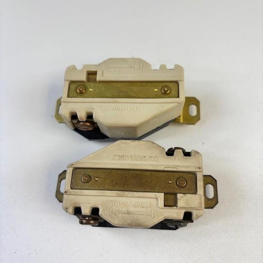 Used HUBBELL HBL2620A 30A RECEPTACLE PLUGS SET OF 2