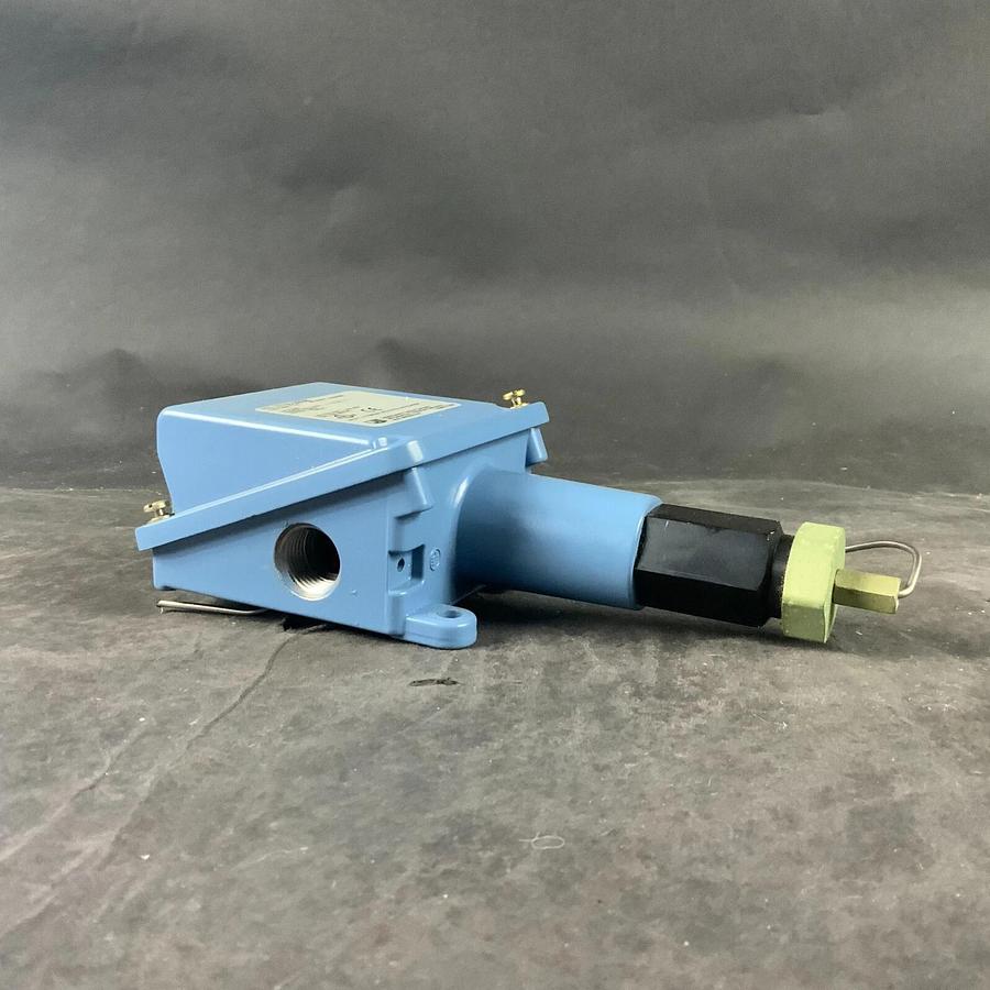 Used UNITED ELECTRIC E100-2BSB TEMPERATURE SWITCH ($300 OBO)