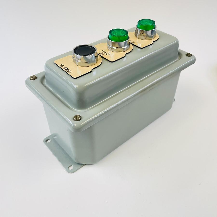 Used HOFFMAN A-845DSC 3-HOLE PUSHBUTTON STATION IDEC ABW1100 ALW212611 SWITCHS