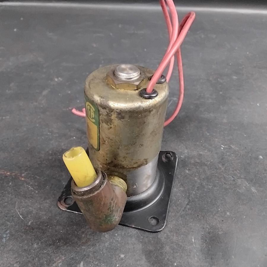 Used HONEYWELL SKINNER VALVE V52DA2052 SOLENOID VALVE ($50 OBO)