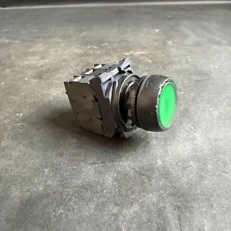 Used ALLEN BRADLEY 800F-X10 GREEN PUSHBUTTON ($12 OBO)