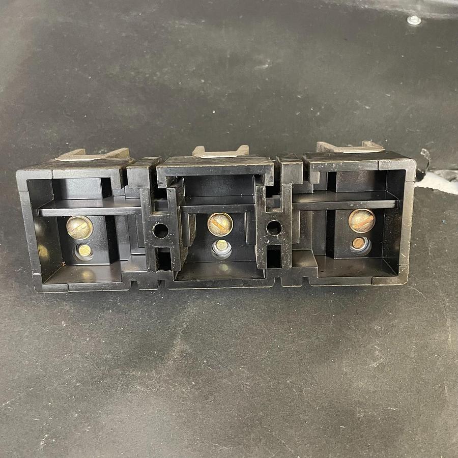 Used ALLEN BRADLEY 40023-418-02 100AMPS 600VOLTS FUSE BLOCK