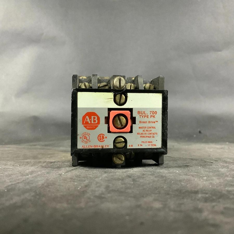 Used ALLEN BRADLEY 700DC-PK200Z24 W/ 700-PB40 AUX ($75 OBO)