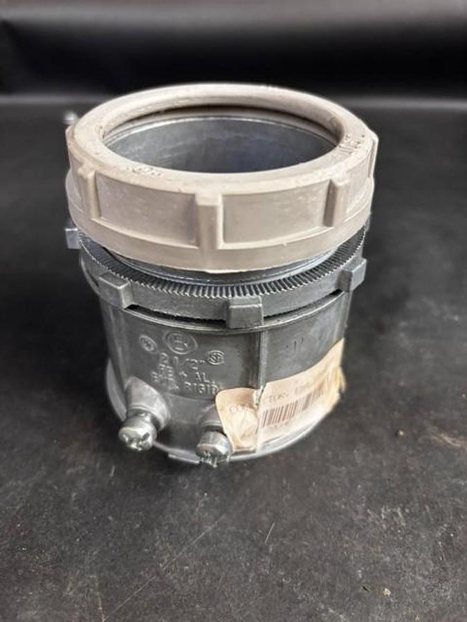 Used ARLINGTON 2 1/2" SET SCREW CONNECTOR ($10 OBO)