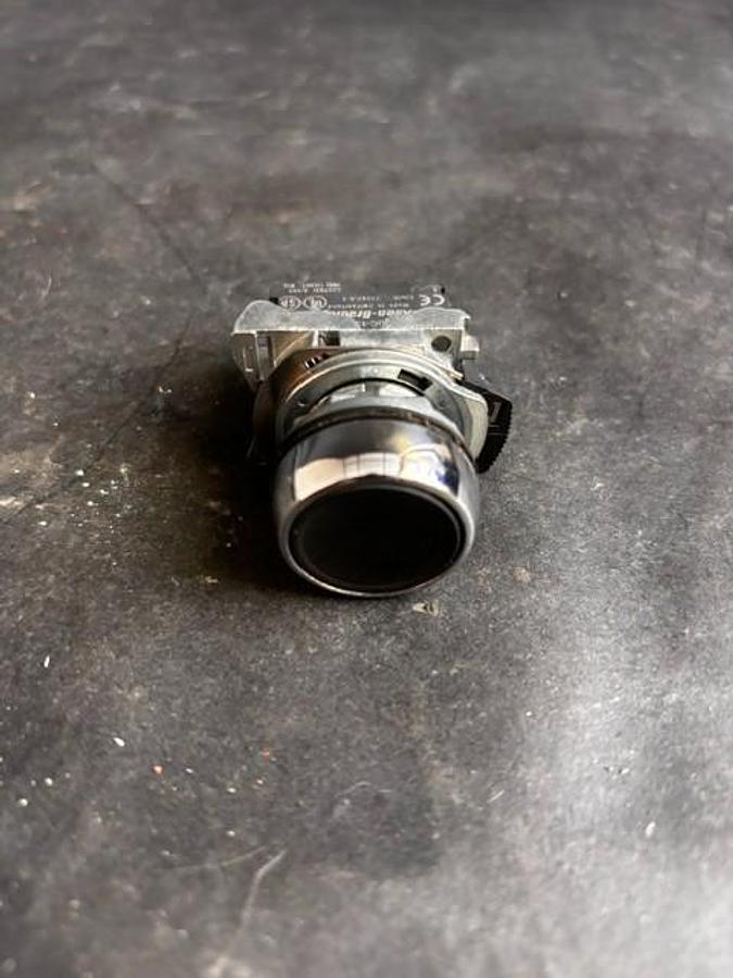 Used ALLEN BRADLEY 800F-X10 SERIES A BLACK PUSHBUTTON SWITCH ($8 OBO)