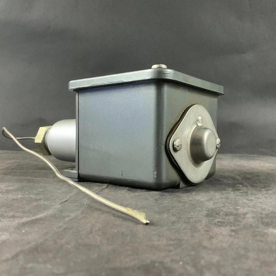 Used UNITED ELECTRIC E105-3BS-9027 TEMPERATURE SWITCH ($50 OBO)