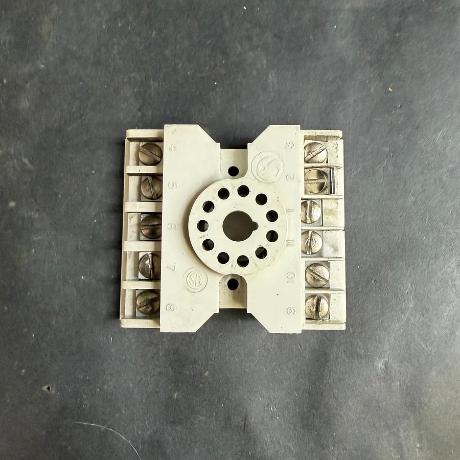 Used UNBRANDED 11-PIN RELAY BASE ($12 OBO)