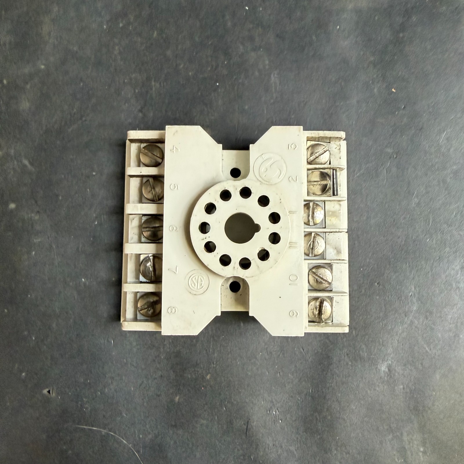 Used UNBRANDED 11-PIN RELAY BASE ($12 OBO)
