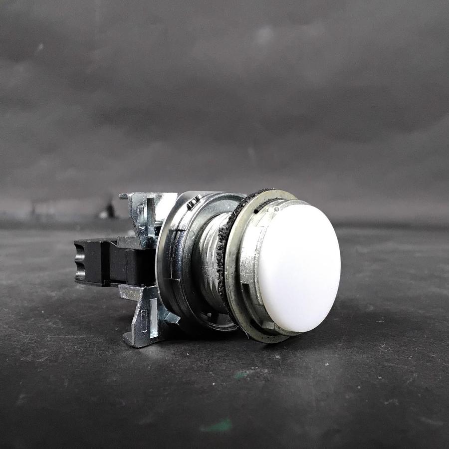 Used ALLEN BRADLEY 800F-Q3W SER B WHITE PILOT LIGHT ($15 OBO)