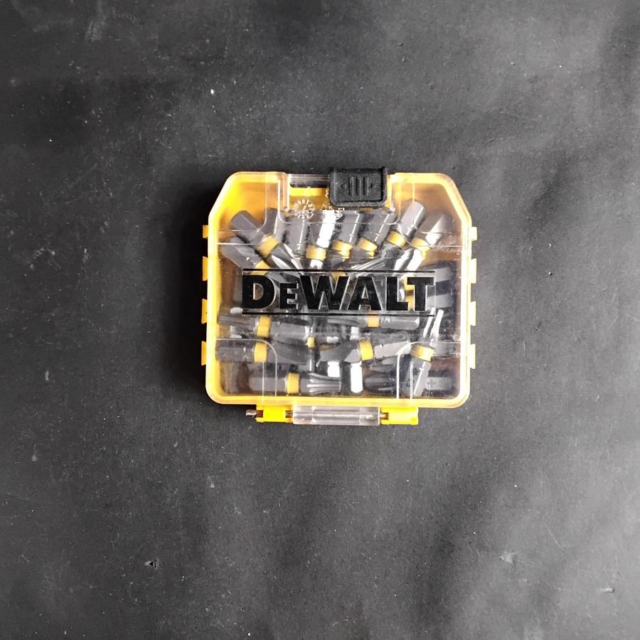 Used DEWALT 29 PIECE SCREW SET - 29 PIECES ($25 OBO)