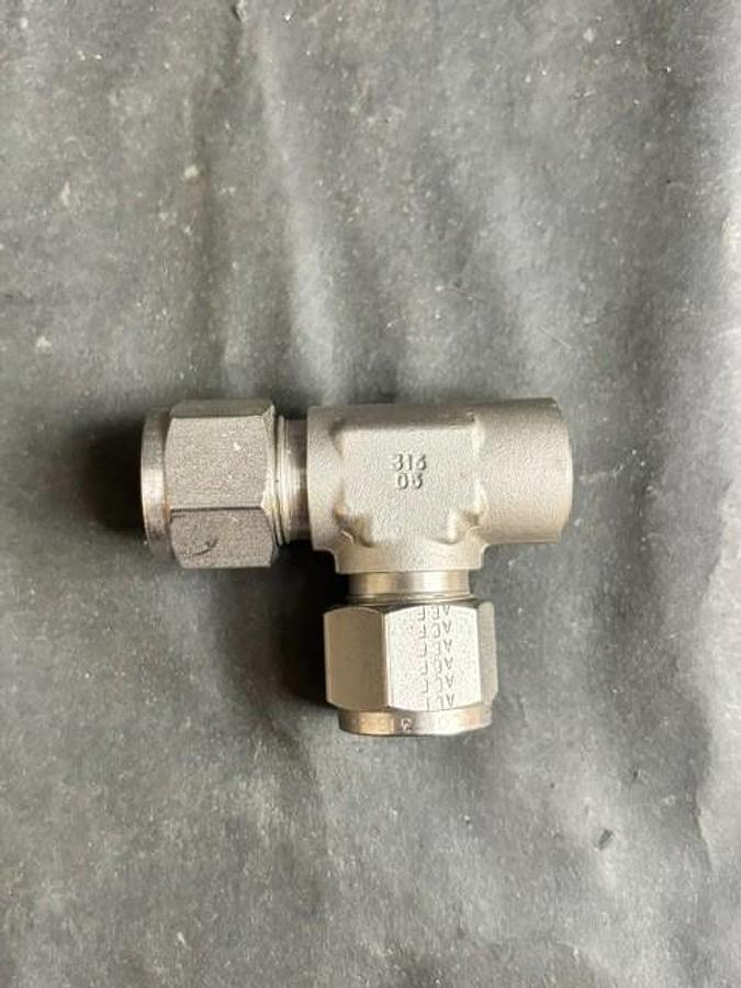 Used SWAGELOK SS-810-3-8TFT TUBE FITTING RUN TEE