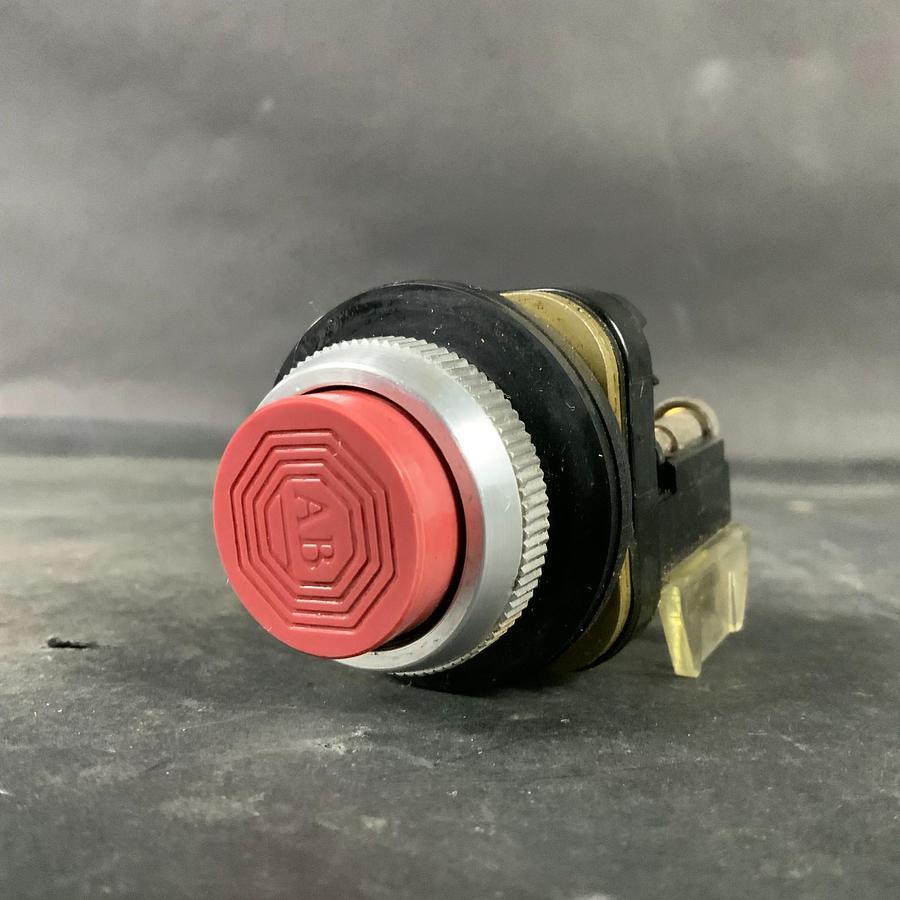 Used ALLEN BRADLEY 800T-B6 SERIES B RED PUSHBUTTON ($15 OBO)