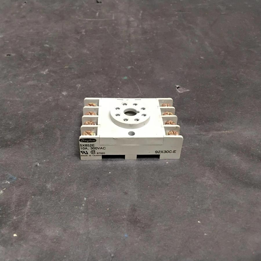 Used DAYTON 5X852E RELAY SOCKET 300VAC ($7.99 OBO)