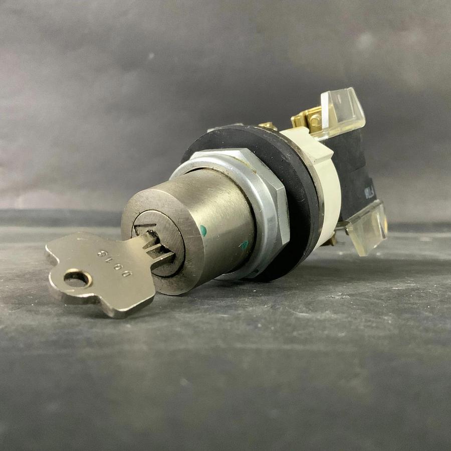 Used ALLEN BRADLEY 800T-H31 KEYED SELECTOR SWITCH ($50 OBO)