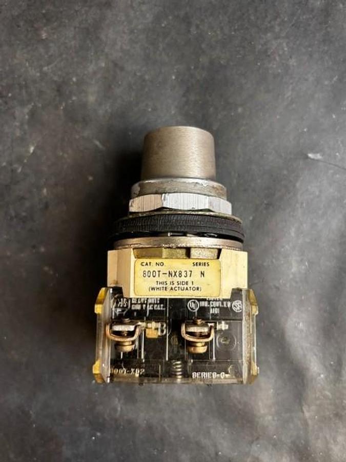 Used ALLEN BRADLEY 800T-NX837 SERIES N SELECTOR SWITCH - NO KEY ($20 OBO)