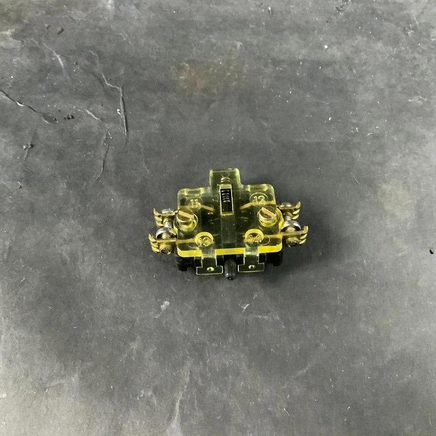 Used MOELLER HI22-PKZM3 AUXILIARY CONTACT ($10 OBO)