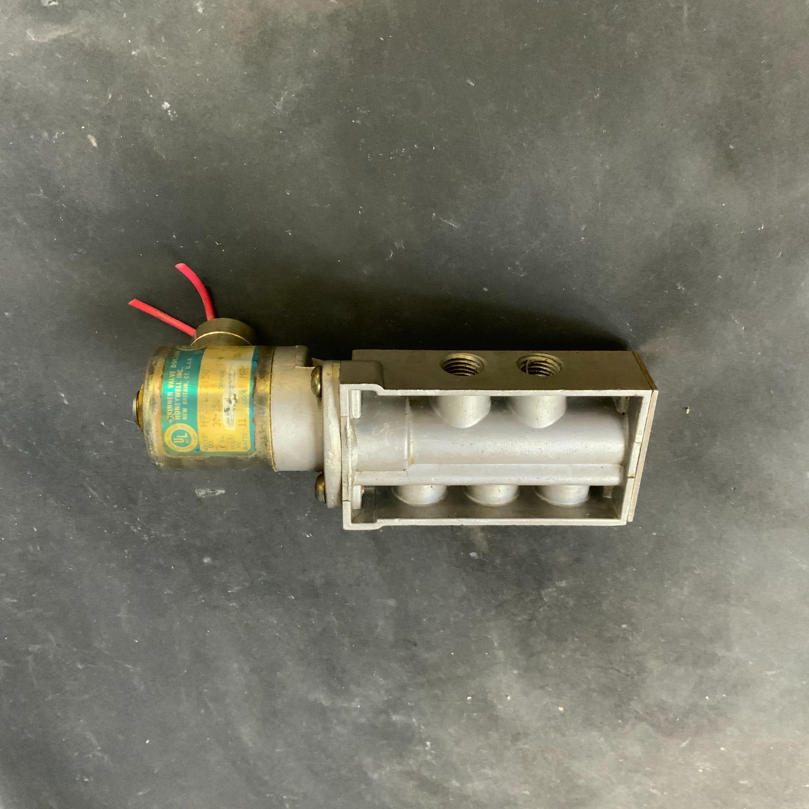 Used HONEYWELL SKINNER H935LB2150 SOLENOID VALVE ($45 OBO)
