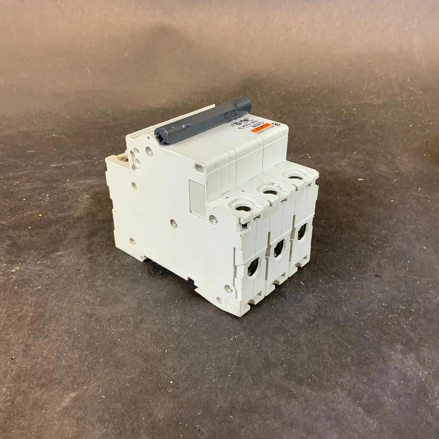 Used MERLIN GERIN MULTI9 C60N 15A-TYPE D CIRCUIT BREAKER ($23 OBO)