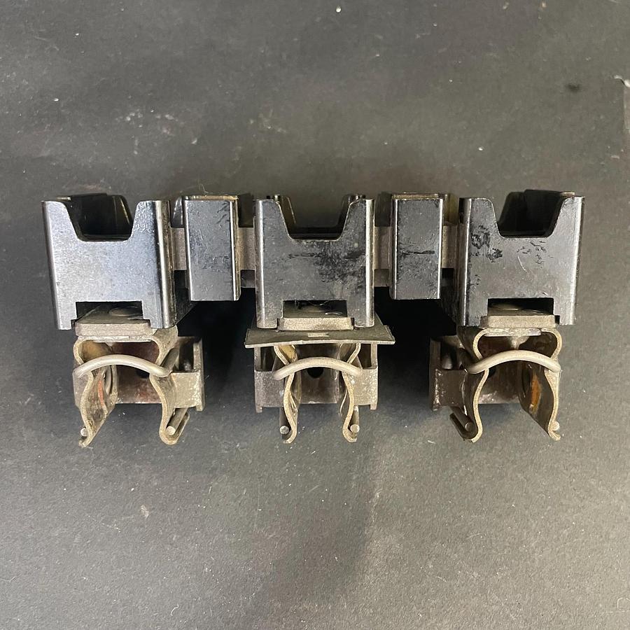 Used ALLEN BRADLEY 40023-415-04 30AMPS 600VOLTS FUSE BLOCK