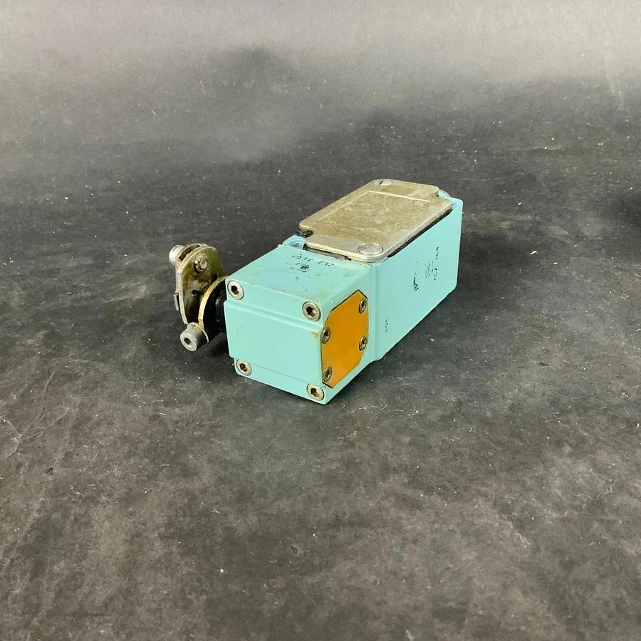Used TELEMECANIQUE XC2-JC LIMIT SWITCH + ZC2 JE04 HEAD ($25 OBO)